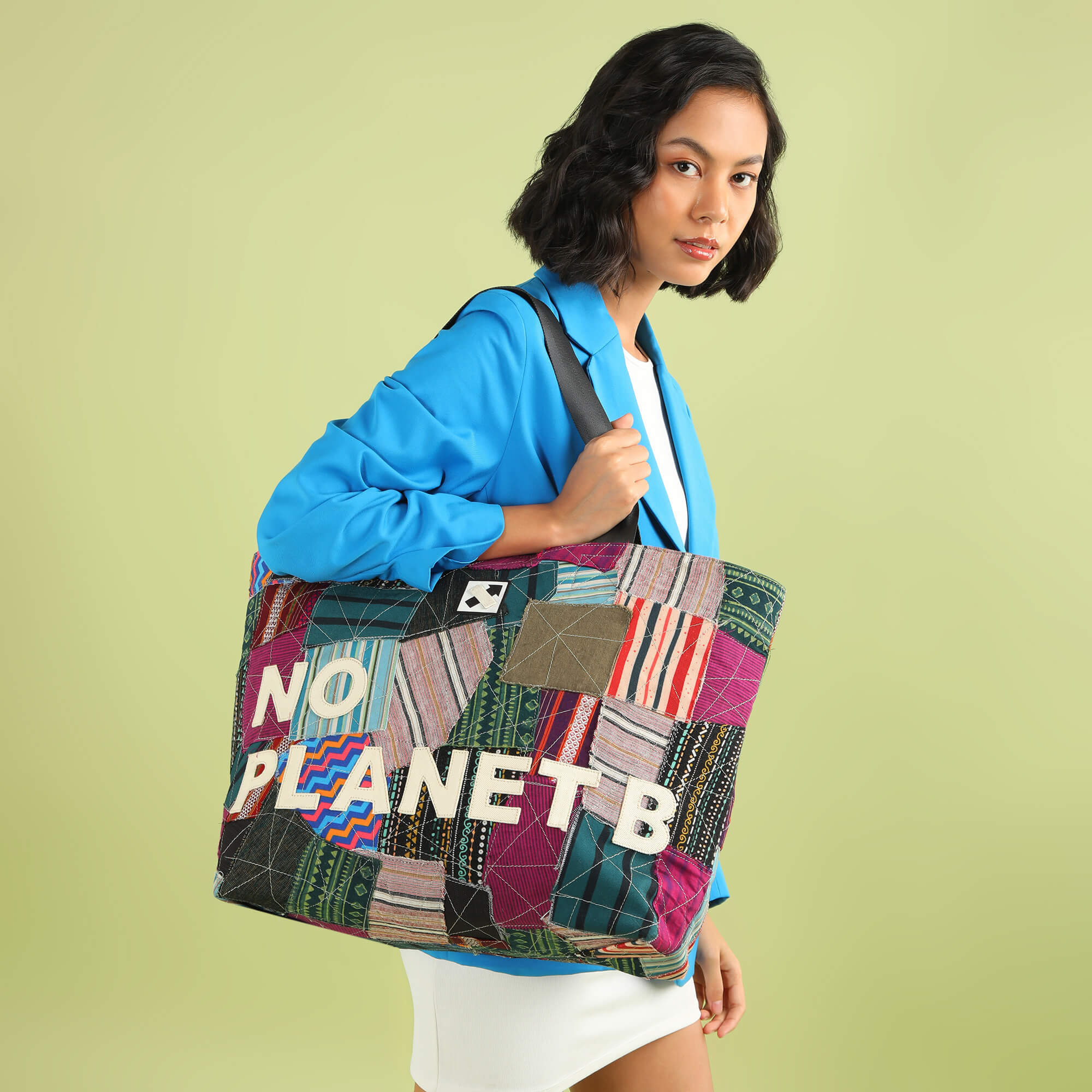 NO PLANET B 308.17 TRAVEL TOTE