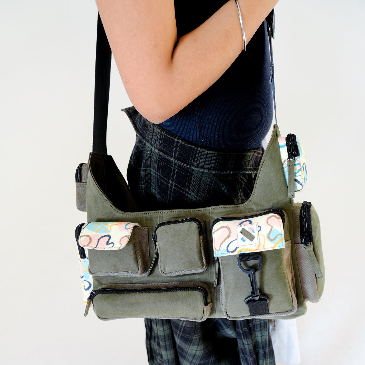 POCKET CLUSTER 306.7 MESSENGER BAG