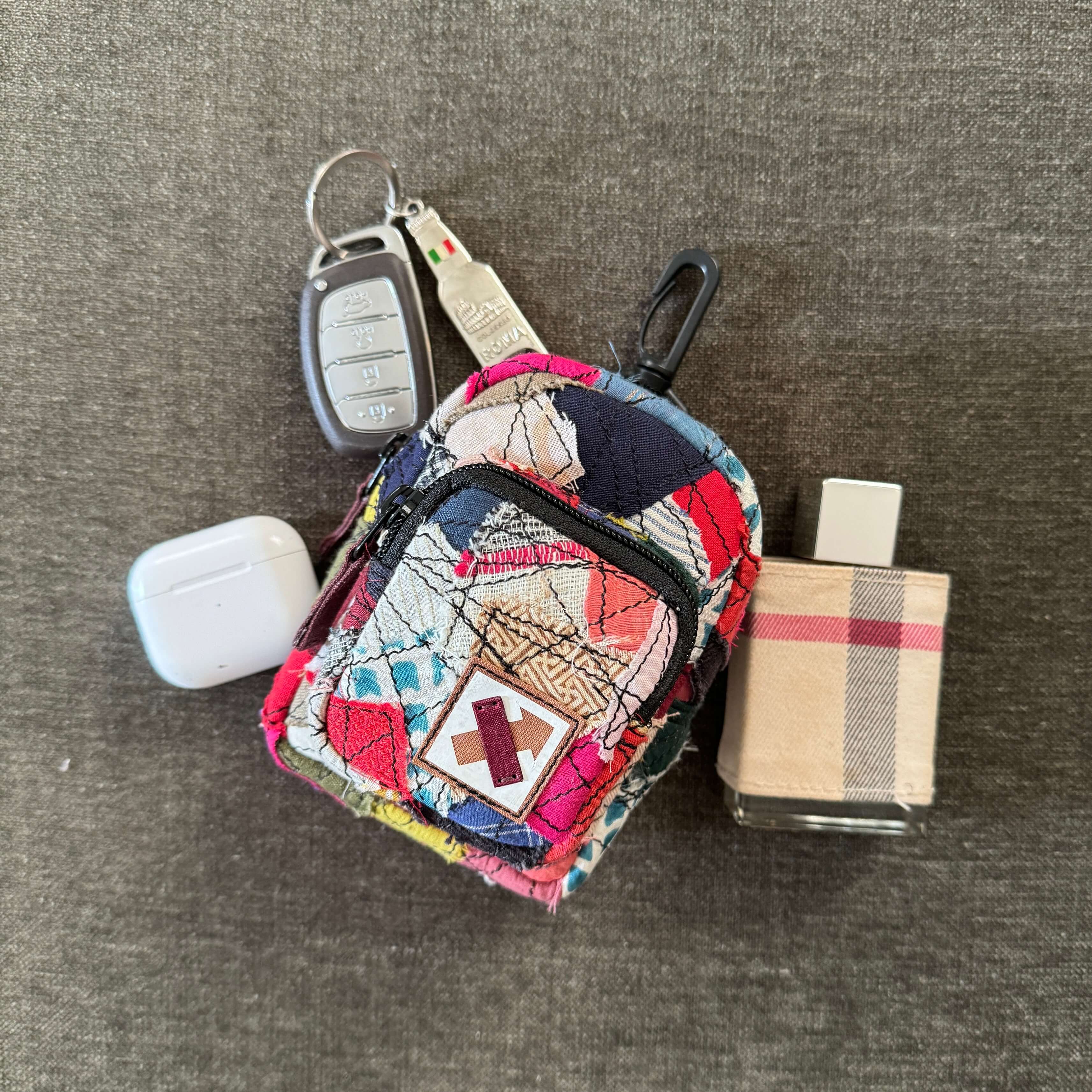 FABRIC SHREDS 251.61 MINI BACKPACK TRINKET