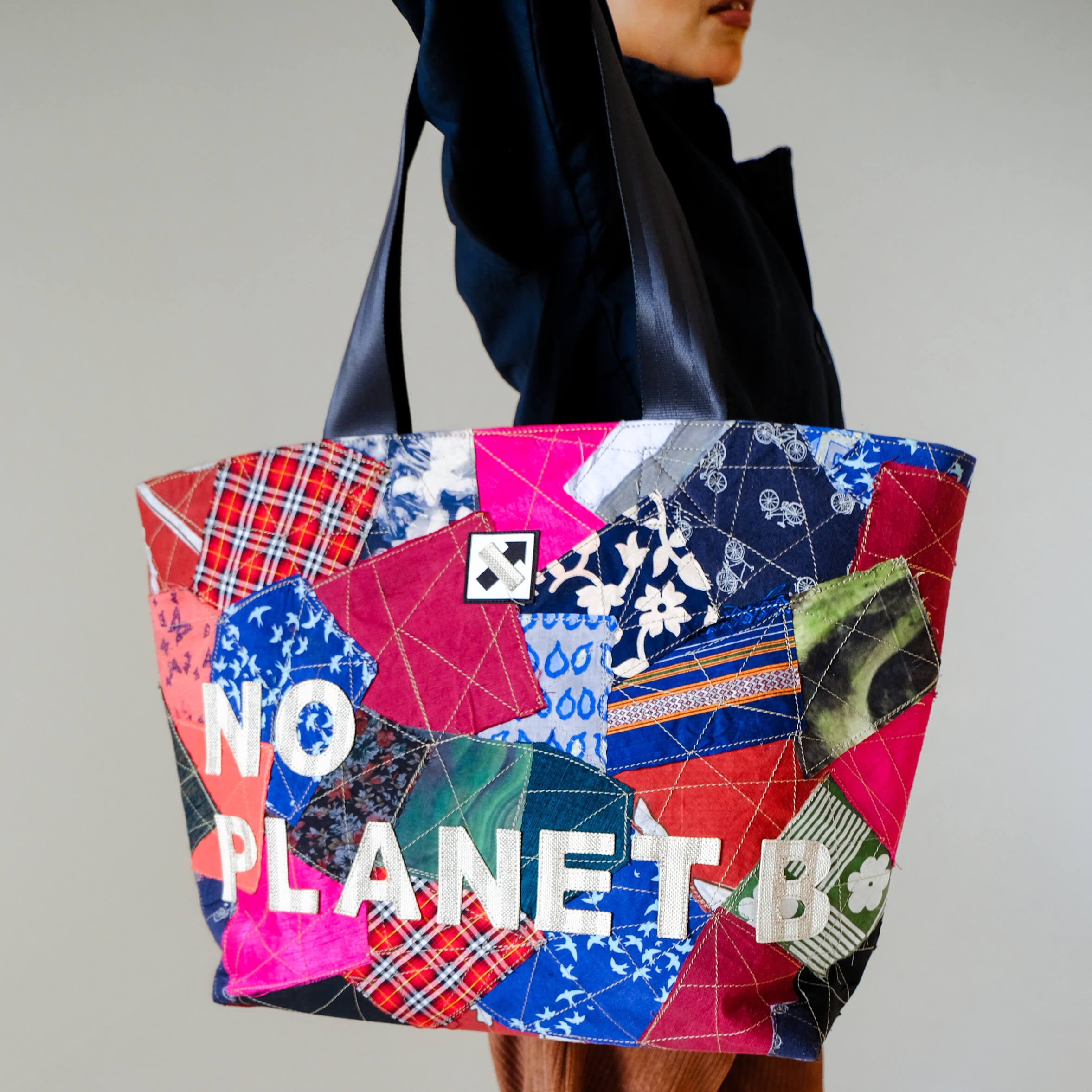 NO PLANET B 308.8 TRAVEL TOTE