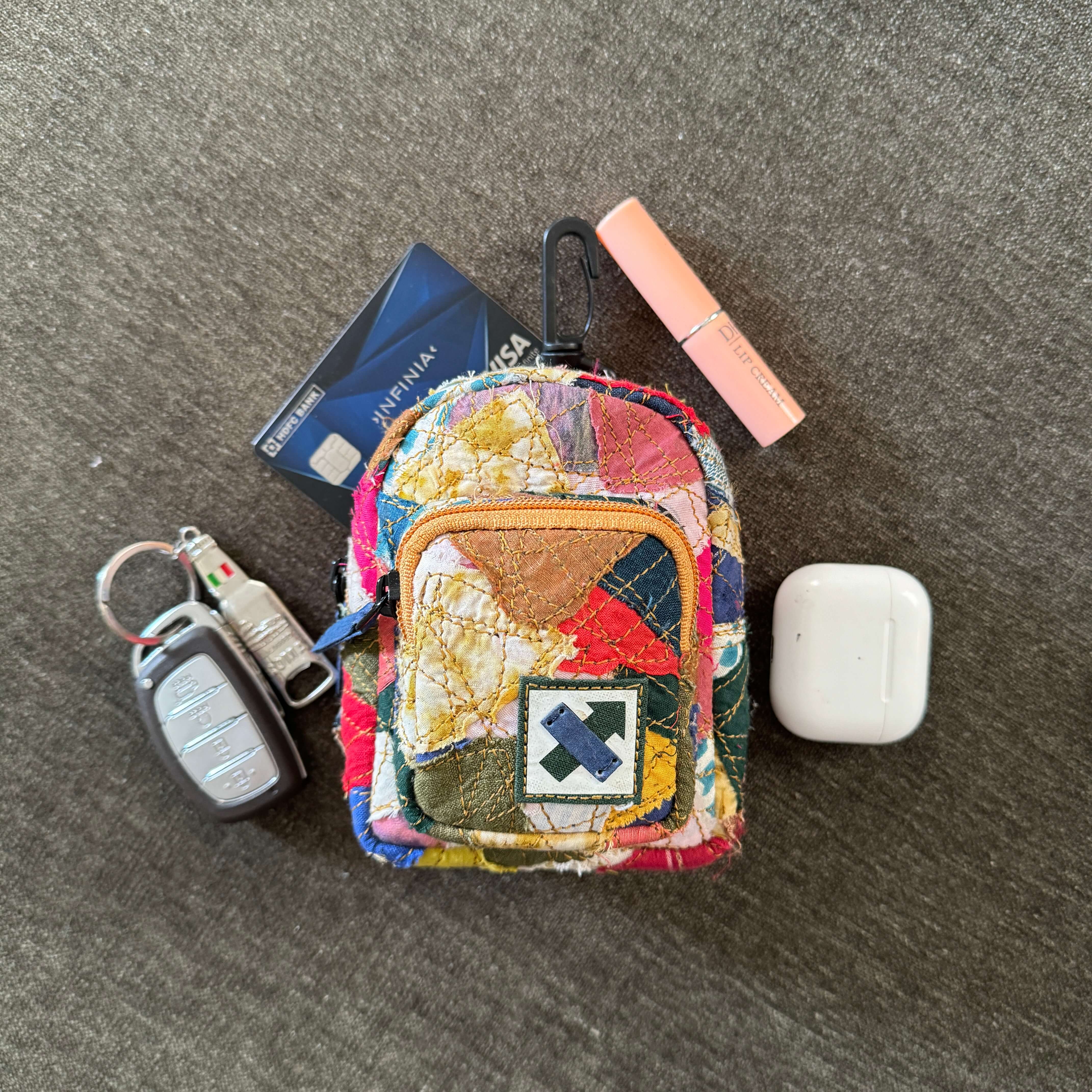 FABRIC SHREDS 251.58 MINI BACKPACK TRINKET