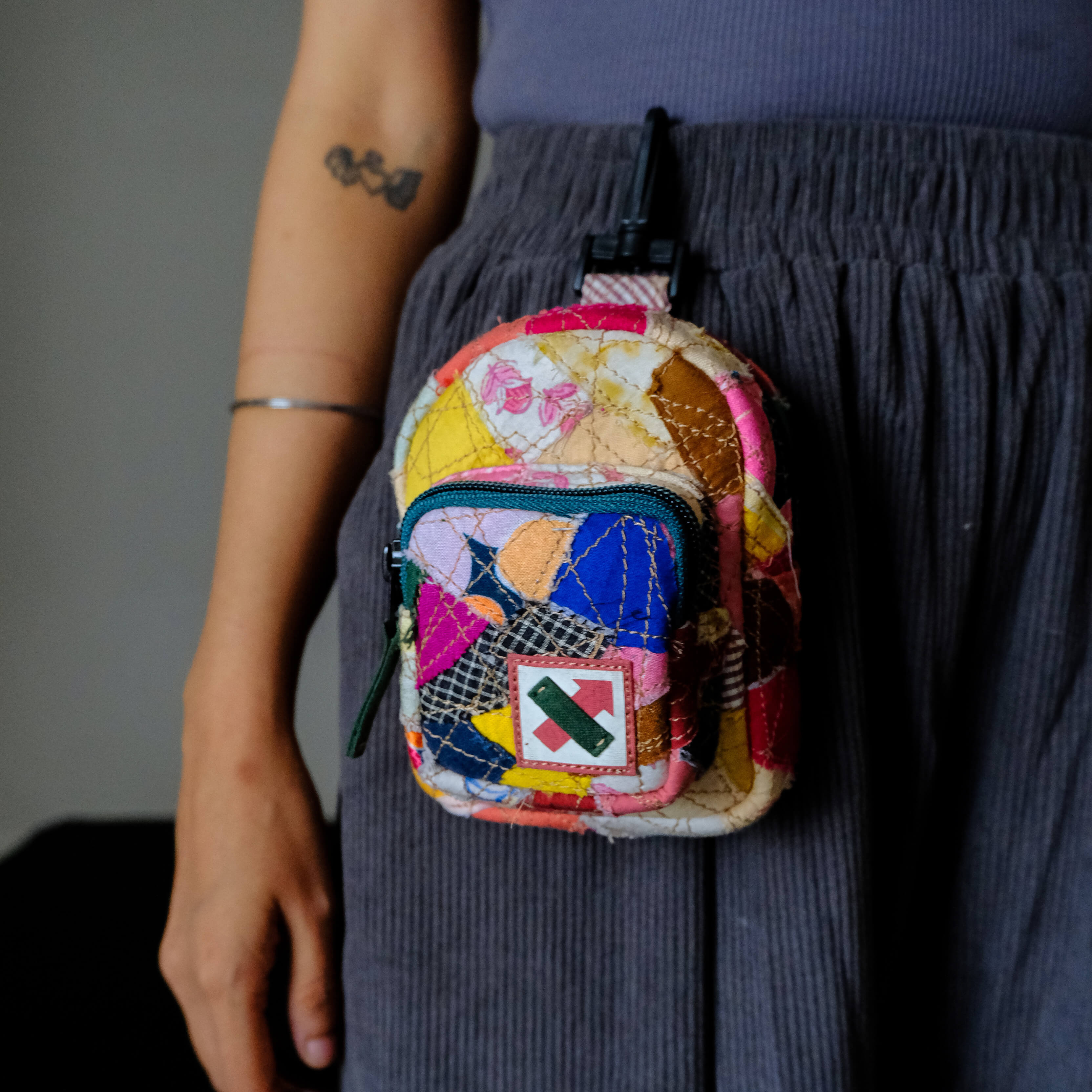 FABRIC SHREDS 251.52 MINI BACKPACK TRINKET